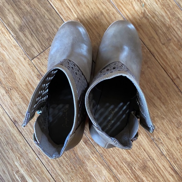 Brown leather heeled booties - Picture 3 of 5